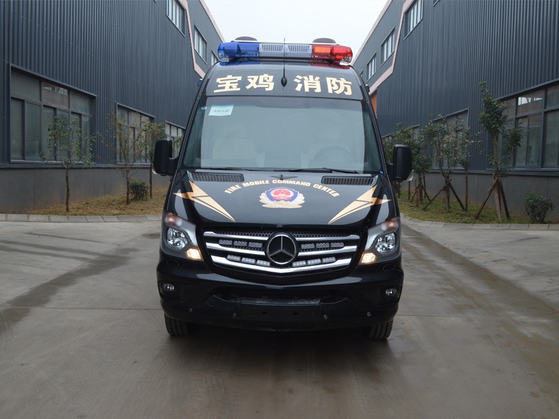 奔驰无人机指挥车