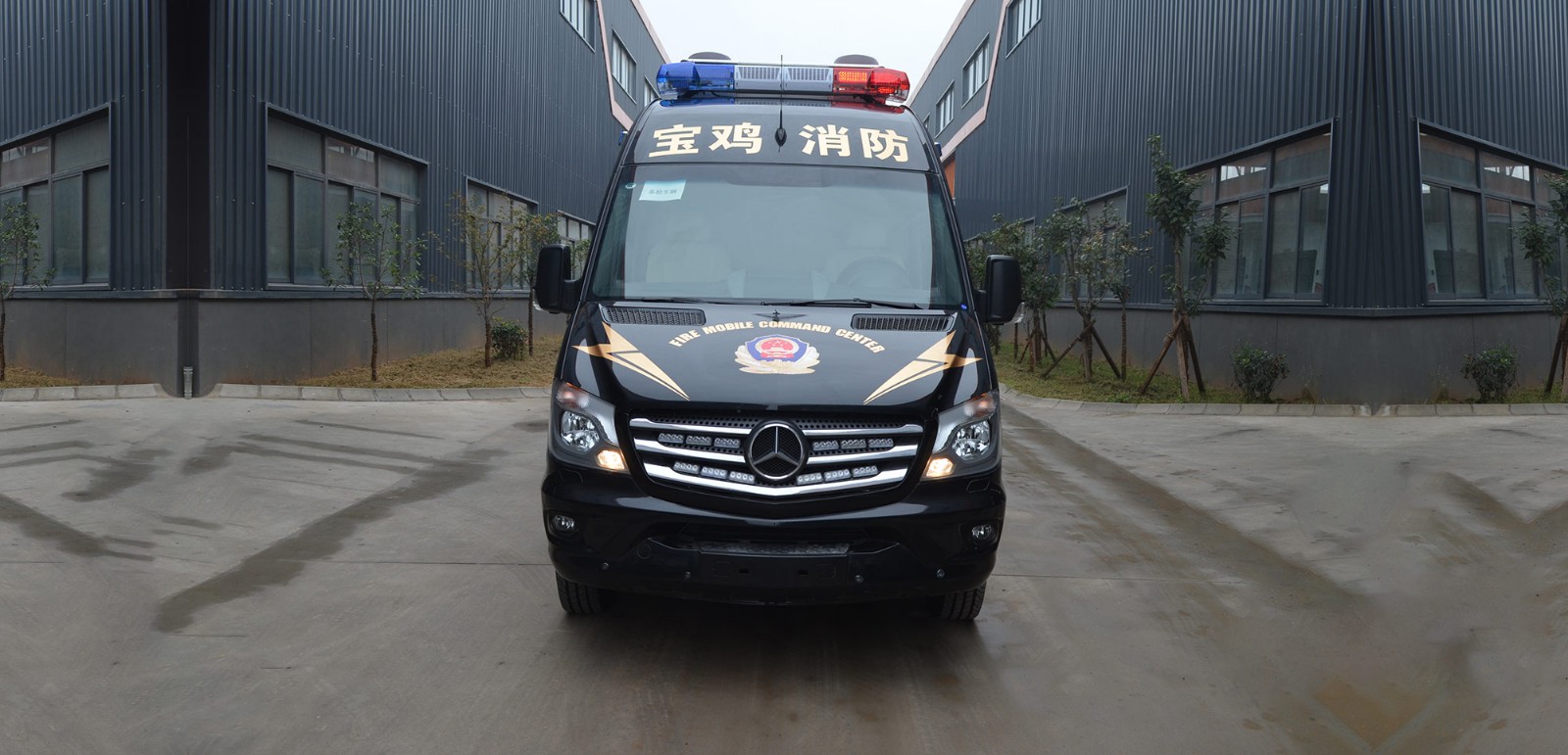 奔驰无人机指挥车