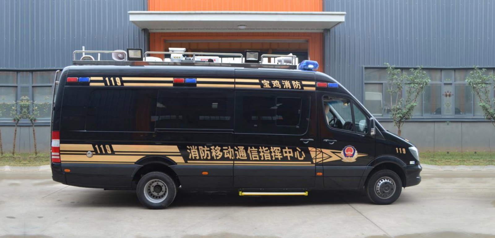 奔驰无人机指挥车