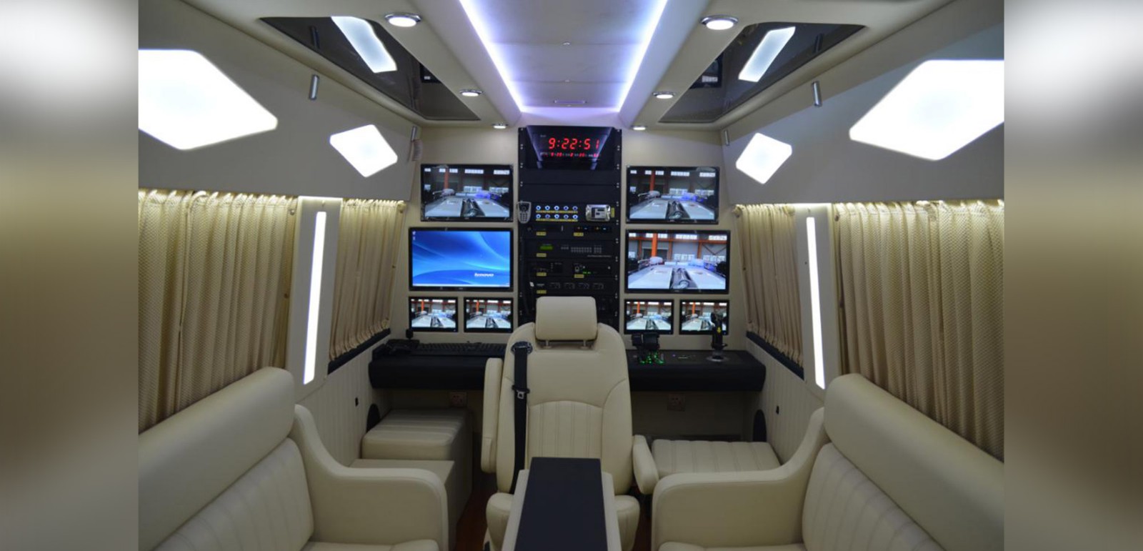 奔驰无人机指挥车